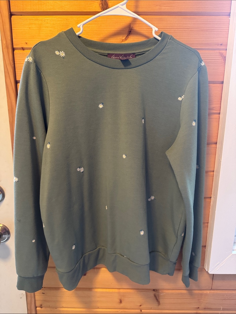 Sweater with embroidered daisies